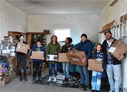 Die Stephanskirchener Familie Heilmaier organisiert einen Transport mit Hilfsgütern für ukrainische Kriegsflüchtlinge. Foto Schlecker