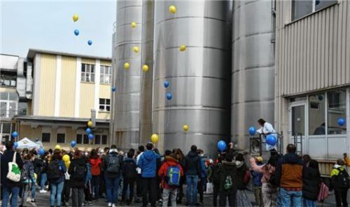 Die teilnehmenden Schüler entsenden Ballons für den Frieden in der Ukraine.