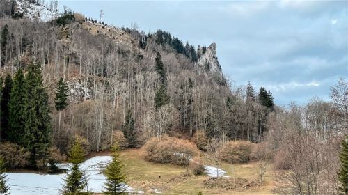 Die tückischen Schneefelder auf dem Weg zur Maiwand, an der tragischerweise kürzlich drei Wanderer ums Leben gekommen sind. Foto Baumeister