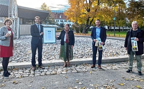 Die Übergabe Rezertifizierungsurkunde im Jahr 2020: (von links) Gabriele Leicht, Dritte Rosenheimer Bürgermeisterin, Rosenheims Oberbürgermeister Andreas März, Dr. Beate Burkl, Daniel Artmann, Zweiter Rosenheimer Bürgermeister, und Georg Schmid, Sprecher der Fairtrade-Steuerungsgruppe.Foto re