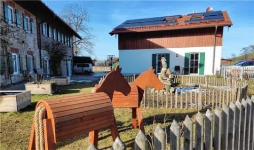 Diese Häuser haben die OVB-Leser gebaut: Nur ein Katzensprung trennt Rosenhof (links) und neues Zuhäusl.