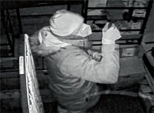 Dieses Bild einer Videokamera zeigt den Einbrecher im Kiosk in Aktion. Foto Polizei