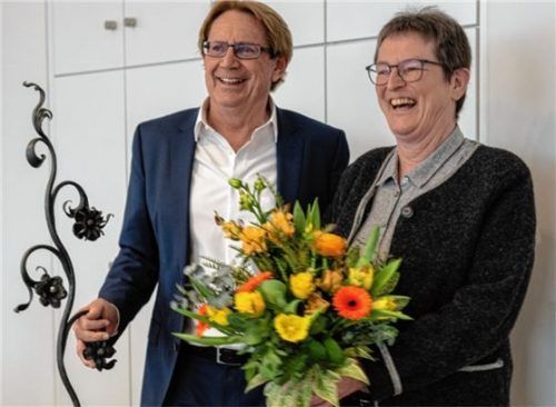 Dieter Kannengießer bedankt sich bei Dagmar Badura für ihr Engagement. Foto Thomae