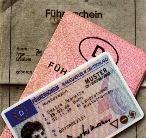 Drei Generationen Führerscheine: Am Ende bleibt nur die Version im Scheckkartenformat gültig. Foto dpa