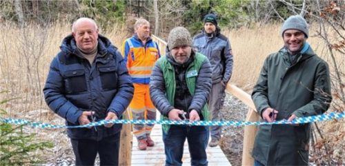 Eggstätts Bürgermeister Christian Glas, Patrik Guderitz und Bad Endorfs Bürgermeister Alois Loferer (vorne, von links) eröffnen den Rundweg. Bauhofleiter Sebastian Weber senior und Markus Stocker (hinten, von links) haben die Arbeiten begleitet.Foto re