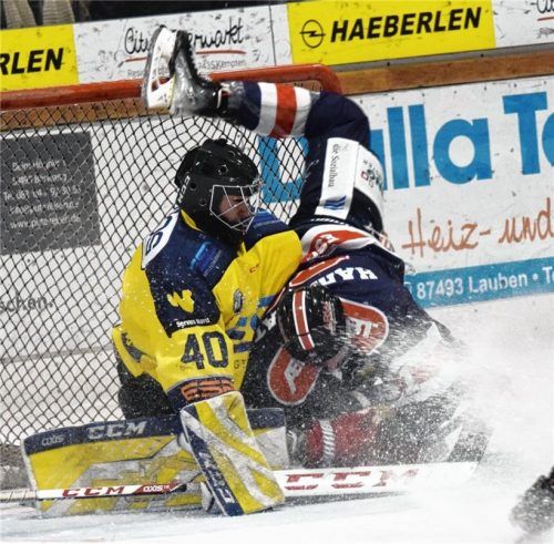 EHC-Schlussmann Christoph Lode war bei allen Gegentreffern machtlos und stoppte alles, was haltbar war – inklusive Kemptens Stürmer Brendan Harrogate.Foto PAOLO DEL gROSSO