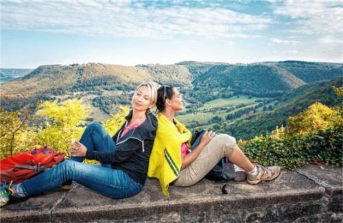 Ein beliebtes Wanderziel in der Region ist die Burg Teck. Hier darf man auch mal ein kleines Päuschen einlegen. Foto djd/hochgehberge/Angela Hammer