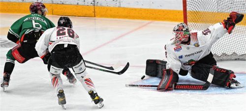 Ein Duell, das es in den ersten beiden Spielen zwischen Rosenheim und Hamburg schön öfter gab: Manuel Edfeldergegen Crocodiles-Keeper Kai Kristian. Foto  Hans-Jürgen Ziegler