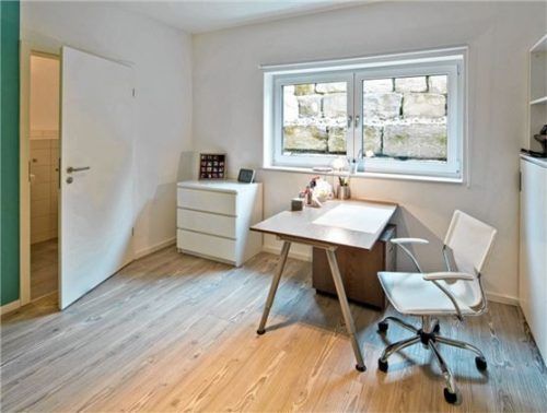 Ein Fenster mit Lichthof sorgt für konzentrationsförderndes Tageslicht im Keller-Homeoffice.Foto GÜF/MB Effizienzkeller