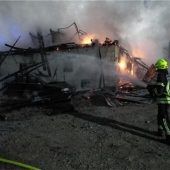 Feuer zerstört Teile eines Bauernhofes