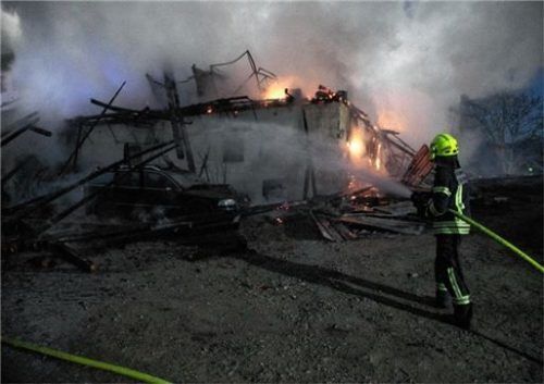 Ein Feuerwehrmann bekämpft den Brand. Dieses Gebäude ist aber nicht mehr zu retten.