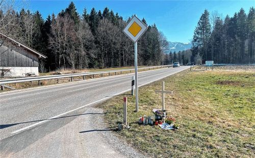 Ein Kreuz und einige Kerzen erinnern bei der Ausfahrt zum Sportparkplatz zwischen Frasdorf und Aschau an den tragischen Unfall am 23. Februar, bei dem ein Motorradfahrer sein Leben verlor. Foto Kirchner