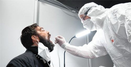 Ein Mann sitzt während eines Corona-Schnelltests in einem Corona-Testzentrum der Johanniter. Foto dpa