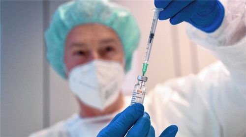 Ein medizinischer Mitarbeiter zieht eine Spritze mit einem Corona-Impfstoff auf. Beim Prozess gegen den falschen „Impfarzt“ ging es am gestrigen Verhandlungstag um die Frage, inwieweit der Informationsfilm, der Impfwilligen gezeigt wird, bereits als Aufklärung dient. Foto dpa