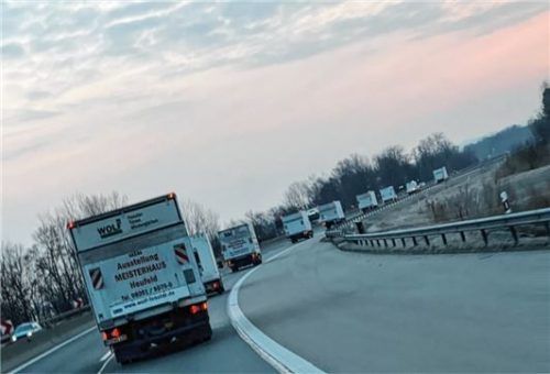 Ein meterlanger Lkw-Konvoi schlängelte sich auf dem Weg in die Slowakei über die Autobahn.