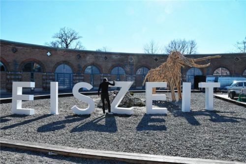 Ein Mitarbeiter legt am Schriftzug letzte Hand an. Am Freitag wird im Rosenheimer Lokschuppen die Ausstellung „Eiszeit“ eröffnet. Foto Schlecker