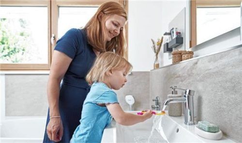 Ein modernes Bad sollte auf die Bedürfnisse aller Familienmitglieder angepasst sein.Foto djd/Geberit