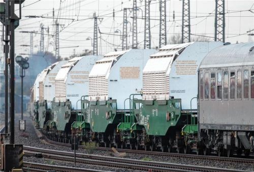 Ein Spezialzug mit sechs Castor-Behältern, die deutschen Atommüll enthalten. Der aufwendige Transport und die Lagerung des hochradioaktiven Abfalls lassen große Teile der Bevölkerung und auch Experten an der Nachhaltigkeit von Atomkraft zweifeln. Foto dpa
