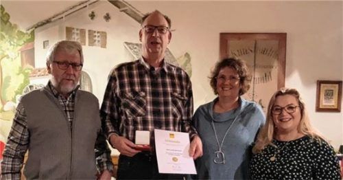 Eine besondere Ehrung konnte die Rallye-Gemeinschaft Rosenheim feiern: (von links) stellvertretender Vorsitzender Sepp Weber, der Träger der Ewald-Kroth-Medaille in Gold, Sepp Bierwirth, Schatzmeisterin Gaby Aurich und Vorsitzende Sabine Schlemmer.Foto RG Rosenheim