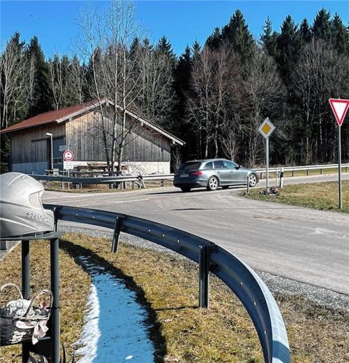 Eine Gedenkstätte erinnert an einen tödlichen Unfall an der Sportplatzkreuzung im Jahr 2018. Seitdem setzt sich die Gemeinde Frasdorf für eine Geschwindigkeitsreduzierung an der Stelle ein. Foto Kirchner