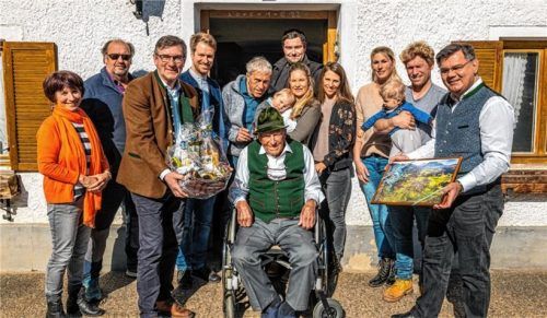 Eine große Persönlichkeit des Samerbergs: Xari Stadler an seinem 100. Geburtstag mit seinen Kindern, Enkeln und Urenkeln sowie Diakon Günter Schmitzberger (rechts) und Bürgermeister Georg Huber (Dritter von links). Foto nitzsche