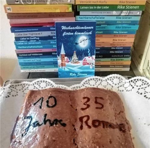 Einen Kuchen in Buchform gab es zur Jubiläumsfeier im vergangenen November.