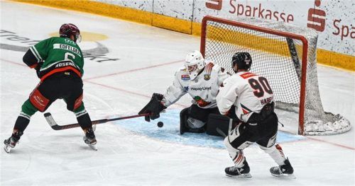 Einer von drei Treffern von Manuel Edfelder im dritten Achtelfinal-Duell der Starbulls Rosenheim gegen Hamburg.Foto Franz Ruprecht