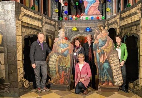 Eines der schönsten Kulissengräber Bayerns ist frisch restauriert. Davor zu sehen sind (von links) Pfarrer Paul Janßen, die Figur von König David, Martina Stoib M.A., Kathrin Thaurer, Peter Plank, die Figur von Moses und Ulrike Lauwitz. .Foto L. Kraus
