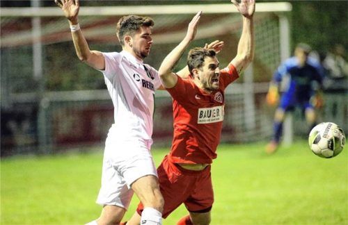 Eltersdorfs Niclas Egerer foult Buchbachs Torschützen Christian Brucia. Foto  Michael Buchholz