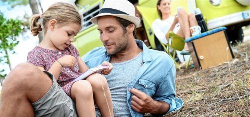 Entspannt campen kann, wer weiß, wie es beim Campen mit der Wasser- und Stromversorgung klappt. Foto adobe stock/goodluz