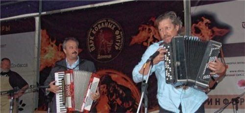 Erinnerung an den Festabend 2012 in Donezk: Peter Kloo (links) und Schmied Viktor Burduk musizierten damals zusammen.