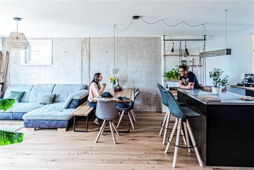 Fast autark wohnen: Das Holzhaus in Eiselfing ist ressourcenschonend, energieeffizient und nachhaltig. Strom kommt von der Fotovoltaikanlage auf dem Hausdach.