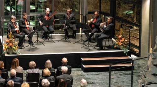 Foyer als Konzertsaal: Corrado Giuffredi (links) und seine „Fiati Italiani“ traten bei Schattdecor auf.Foto  re