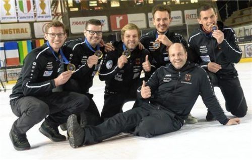 Freude über Gold: Die deutschen Herren Stefan Zellermayer, Stefan Thurner, Manuel Schmid, Matthias Peischer, Alexander Vöst (von links) und Bundestrainer Roland Fischl (vorn) posieren mit den Medaillen.Foto Kamhuber