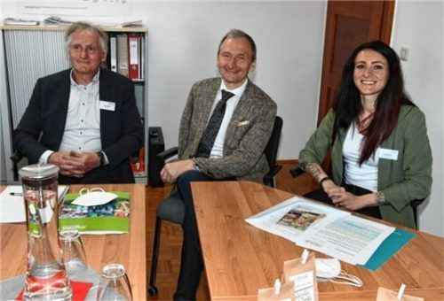 Freuen sich über die gute Zusammenarbeit: (von links) Startklar-Geschäftsführer Heinz Schätzel, Jugendamtsleiter Christian Meixner und Regionalleiterin Lea Mutzbauer. Foto Schlecker