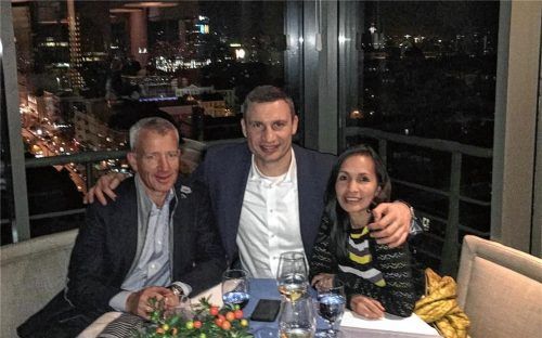 Freundschaft in Zeiten des Krieges: Vitali Klitschko mit Konrad und Cielo Irlbacher. Foto privat