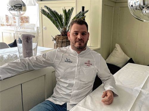 Frisch geschmückt: Sternekoch Michael Schlaipfer in seinem Restaurant. Foto Kirchner