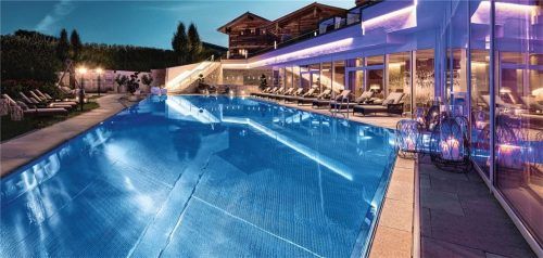 Fünf-Sterne-Erlebnis im Bayerischen Wald: Der 25 Meter lange Infinity-Pool des Hotel Jagdhof bietet direkten Zugang zum Hallenbad. Foto Jagdhof, jbimage.de