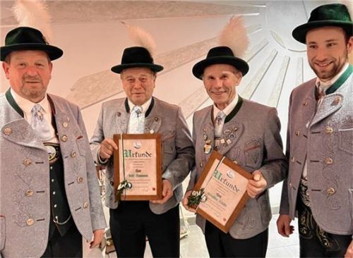 Für 60 Jahre Vereinstreue wurden Sepp Baumann (Mitte von links) und Sebastian Rinser von Vorsitzendem Fritz Zäch (links) und Zweitem Vorsitzenden Anton Grießer (rechts) geehrt.Foto re