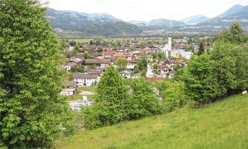 Für einen möglichen Wohnmobilstellplatz favorisiert die Gemeinde Oberaudorf derzeit den Parkplatz am Grafenfeld mit einer herrlichen Aussicht auf das Dorfzentrum. Die Gemeindeverwaltung bereitet hierfür eine Entscheidungsvorlage für den Gemeinderat vor.Foto Schmidt