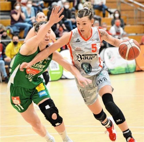 Für Haliegh Reinoehl (am Ball) und die Wasserburger Damen ist ein Sieg in Heidelberg Pflicht. Foto Gabi Hörndl