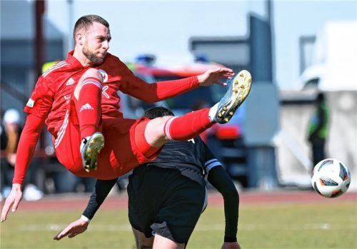 Für Tim Kießling und den TSV 1860 Rosenheim gab es nach einem kurzen Höhenflug im ersten Durchgang eine knallharte Landung.Foto Hans-Jürgen Ziegler
