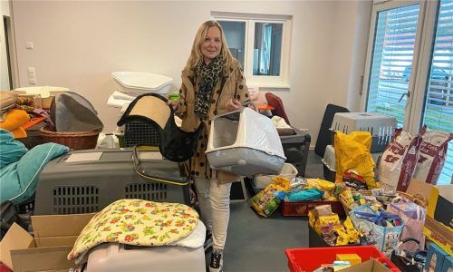 Futter, Käfige und Boxen haben Bürger gebracht: Andrea Thomas, Vorsitzende des Tierschutzvereins, inmitten der Spenden. Es sind so viele, dass sie einen Teil des großen Veranstaltungsraums belegen. Foto Wunder