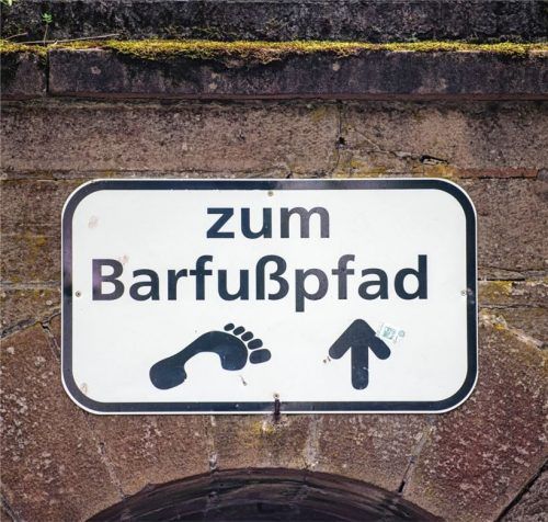 Geht es nach der Rosenheimer CSU, soll es in Rosenheim bald einen Barfußweg sowie einen Motorikpark geben. Foto dpa