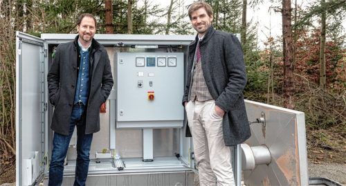 Gemeinsame Sache: Die Bürgermeister aus Riedering und Rohrdorf, Christoph Vodermaier (links) und Simon Hausstetter, vor dem Übergabepunkt des gemeinsamen Wasserverbundes bei Hetzenbichl. Foto Thomae