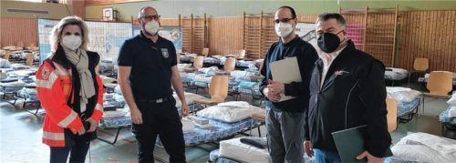 Gemeinsamer Einsatz, um Rosenheimer Sporthallen mit Betten zu füllen: (von links) die Rosenheimer BRK-Kreisvorsitzende Daniela Ludwig, Christof Vornberger vom Landratsamt, Thomas Bullinger, BRK-Fachdienstleiter Betreuung, und BRK-Kreisgeschäftsführer Martin Schmidt.Foto BRK