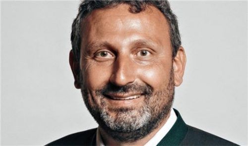 Georg Dettendorfer ist Geschäftsführer der Spedition Dettendorfer, IHK-Vizepräsident und Vorsitzender des DIHK-Verkehrsausschusses.Brummer