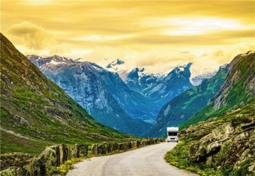 Gerade bei langen Urlaubsfahrten lohnt es sich, eine grobe Routenplanung zu machen und sich vor der Abreise zu überlegen, wo genau es hingehen soll. Foto adobe stock/voyagerix