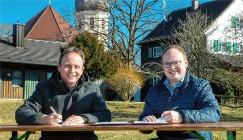 Geschafft: Jetzt steht dem gemeinsamen Kinderhort-Projekt nichts mehr im Wege: Auf dem Baugrund vor der Wildenwarter Christuskirche unterzeichneten (von links) die Bürgermeister Daniel Mair (Frasdorf) und Andreas Friedrich (Prien) den entsprechenden Vertrag. Foto Berger