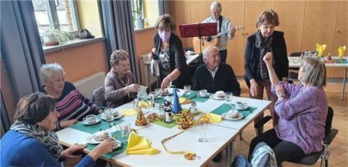 Gisela Stanek (links) und Annette Beyreuther (rechts) versorgen die Besucher mit Kaffee und Kuchen.Foto SBS